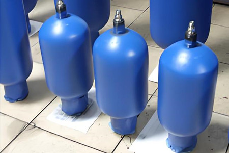 搜蓄能器出現油箱噴油的現象，如何解決？